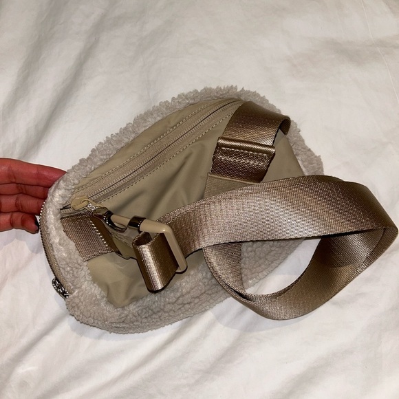 Lululemon Everywhere Belt Bag 1L Fleece - Picture 3 of 5